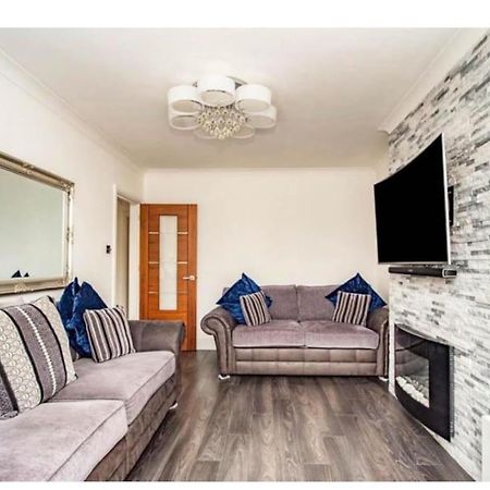 2 Bed - Walking Distance To Harry Potter Studio Apartment Watford  Ngoại thất bức ảnh