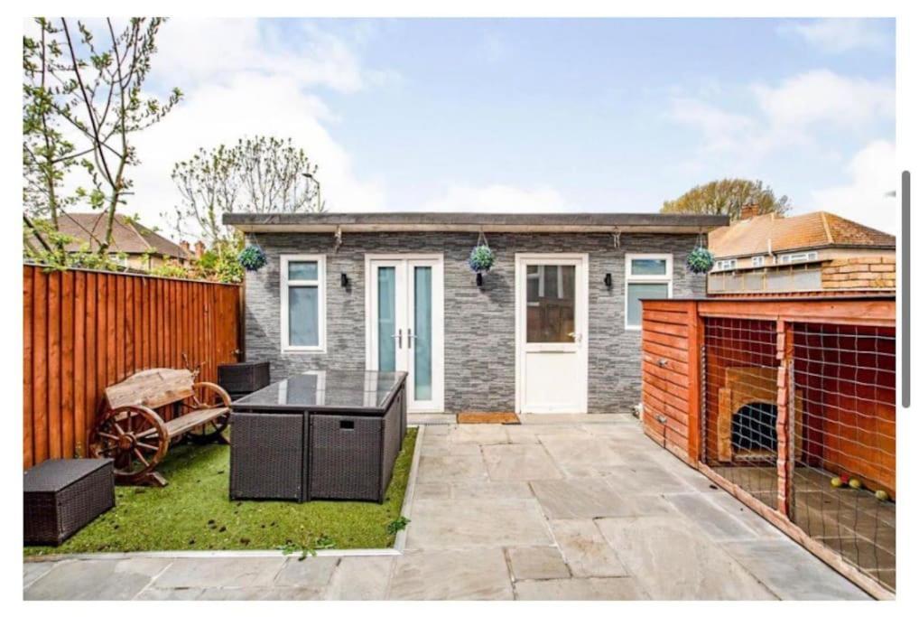 2 Bed - Walking Distance To Harry Potter Studio Watford  Ngoại thất bức ảnh