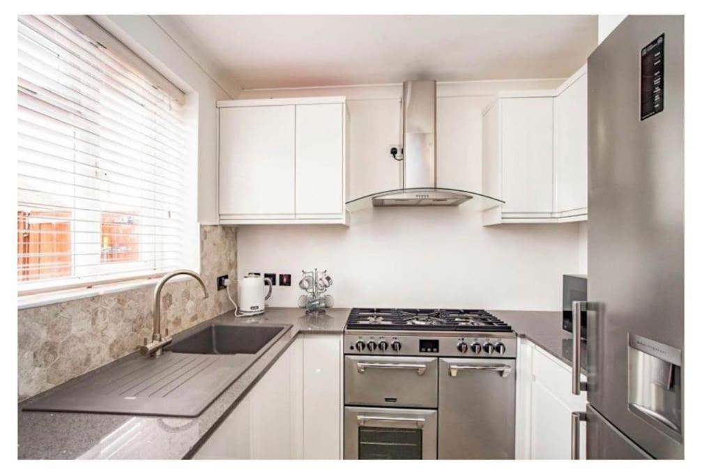 2 Bed - Walking Distance To Harry Potter Studio Watford  Ngoại thất bức ảnh